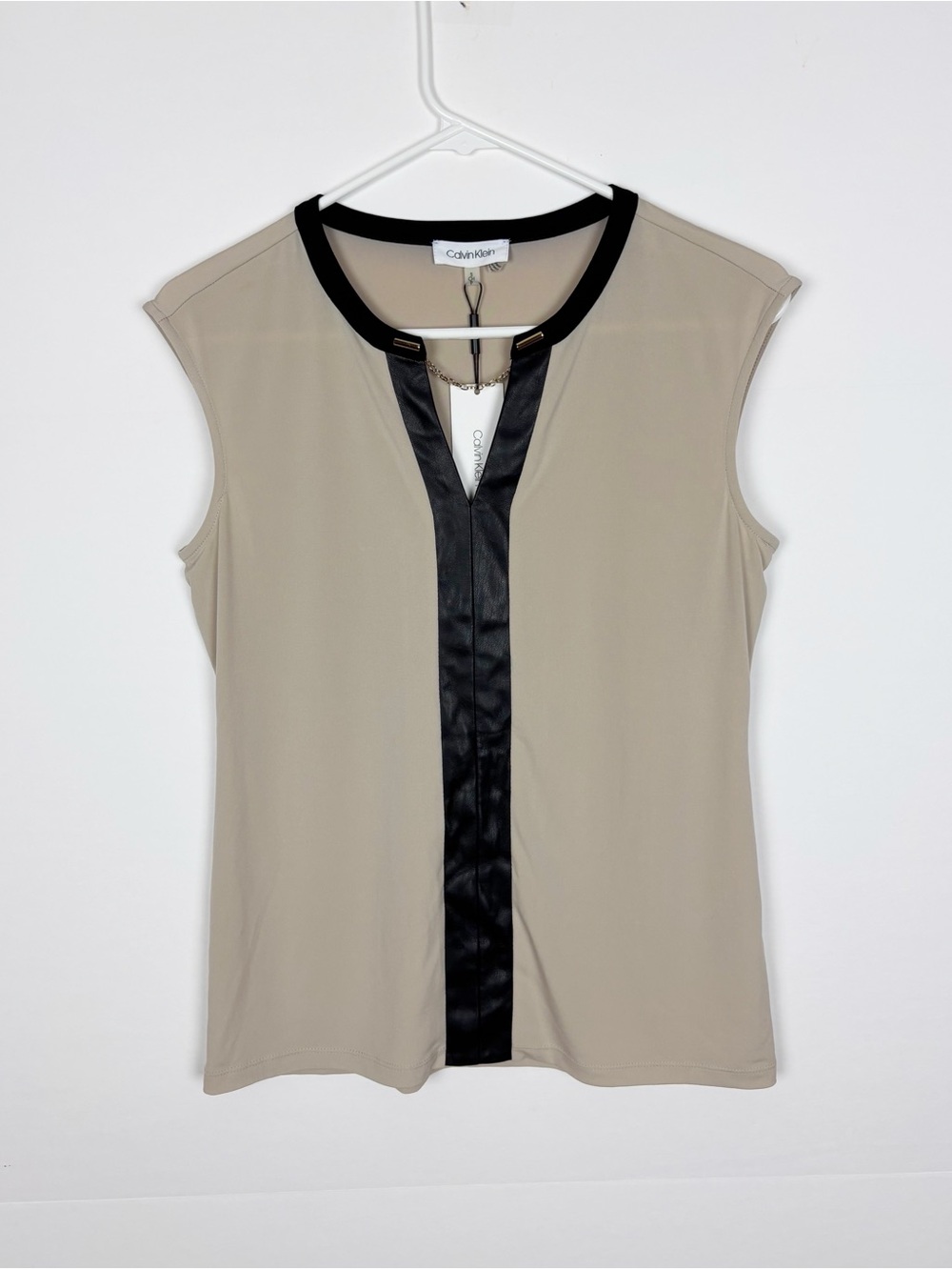 Calvin Klein Blouse Womens S Tan
Beige Sleeveless Faux Leather Trim
Chain Accent